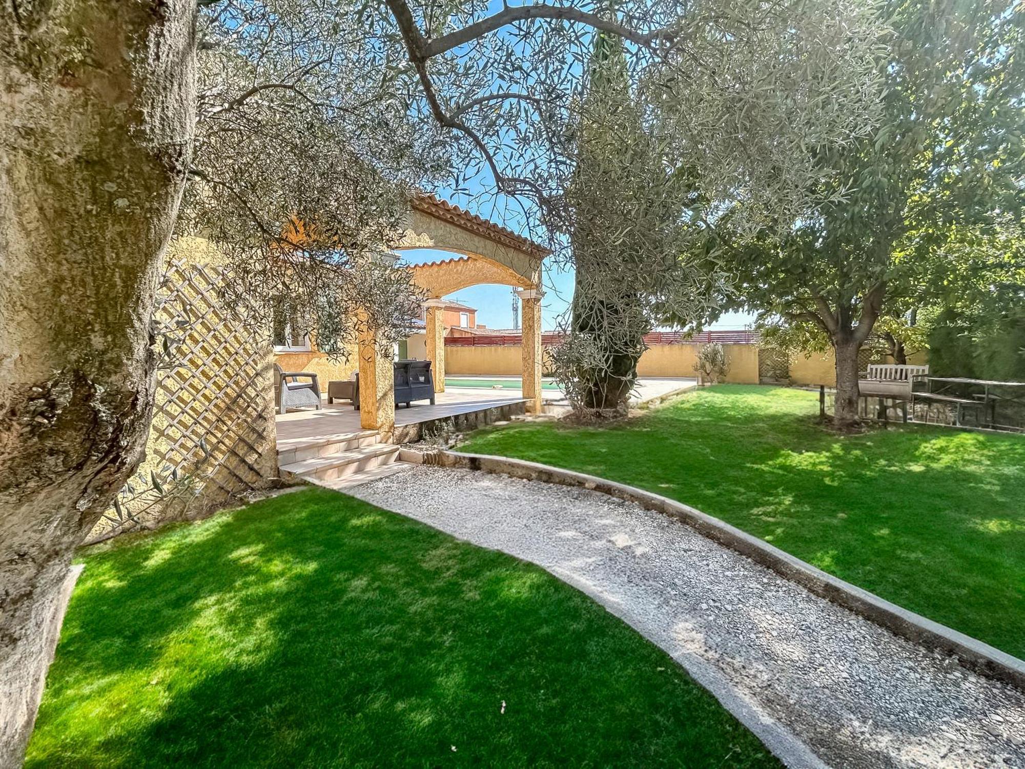 Villa Avec Piscine Proche Nimes *